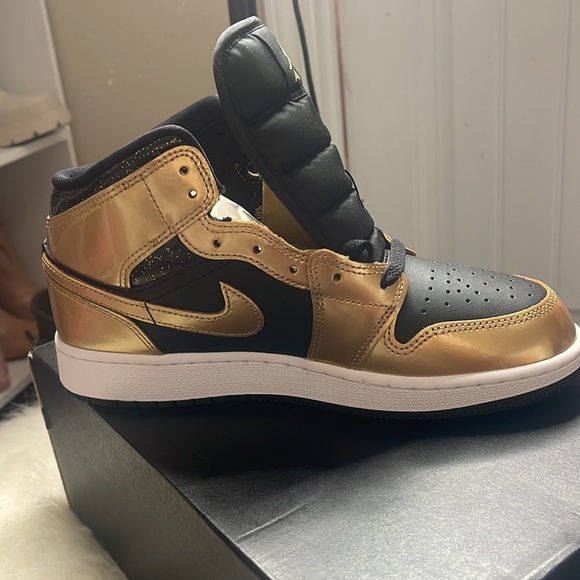 COPY - Youth AirJordan 1 Mid Se - Picture 7 of 11